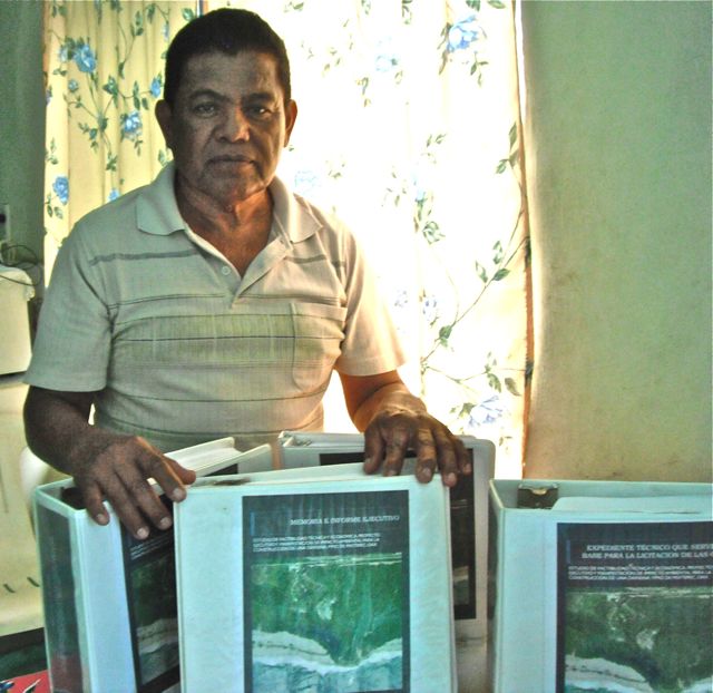 Luis Luna with studies for the dársena