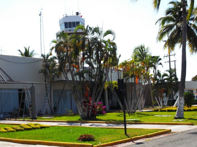 Puerto Escondido airport<br />Photo: Barbara Joan Schaffer