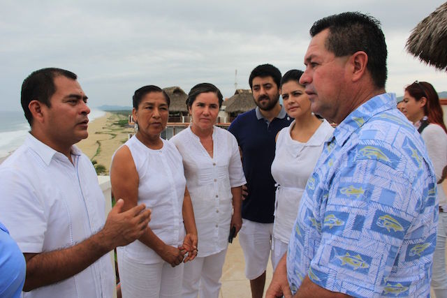 Walter Guillermo Ríos, Alicia Mendoza, María
Goretti, Patricia Guzman y Antonio Aragón
Roldán, presidente del municipio de San
Pedro Mixtepec. 13/08/15 Hotel Vivo Resorts.
<br />Foto: Eduardo Amaro García.
