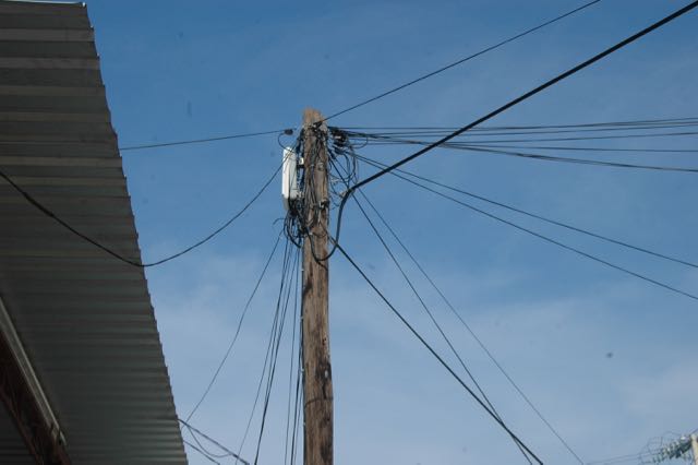 Líneas de teléfono, Av. Hidalgo, El Centro<br />Foto: Costa Hadjiandreau