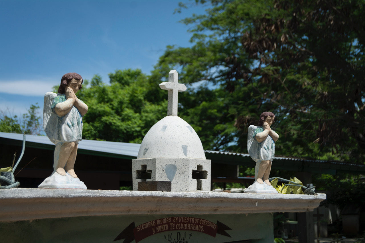 Cemetery, Barra de Colotepec<br />Photo: Ernesto J. Torres