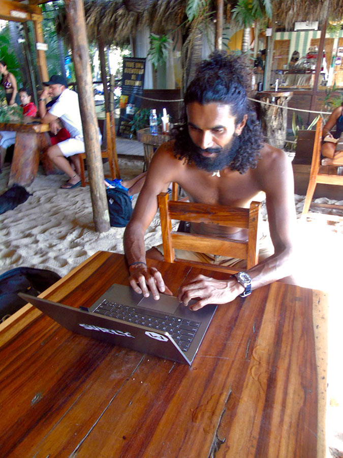 Krishna trabaja para una compañía canadiense de Internet. Ha estado en Puerto dos semanas, pero va a ir a Playa del Carmen donde el Internet es más confiable.</br> Foto por Barbara Joan Schaffer