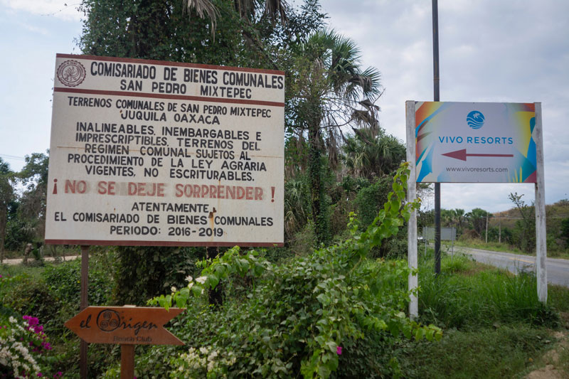 Aviso en la carretera a la entrada de Palmarito.