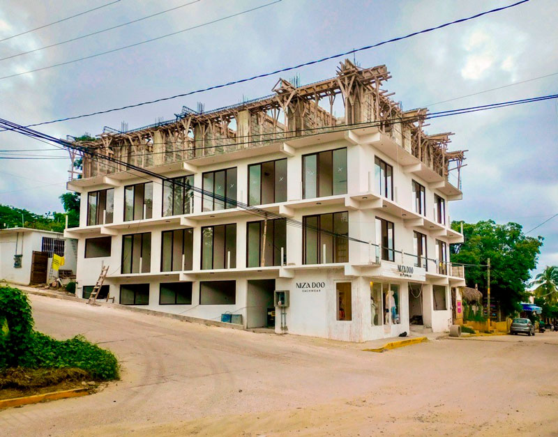 Edificio en Av. Alejandro Cárdenas con tercer nivel parado.