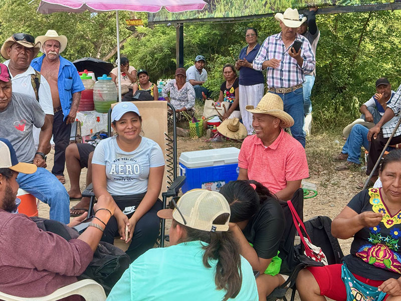 Los campesinos de Tututepec se quedaron frente al aeropuerto el martes por la tarde por si acaso hubiera otro bloqueo.